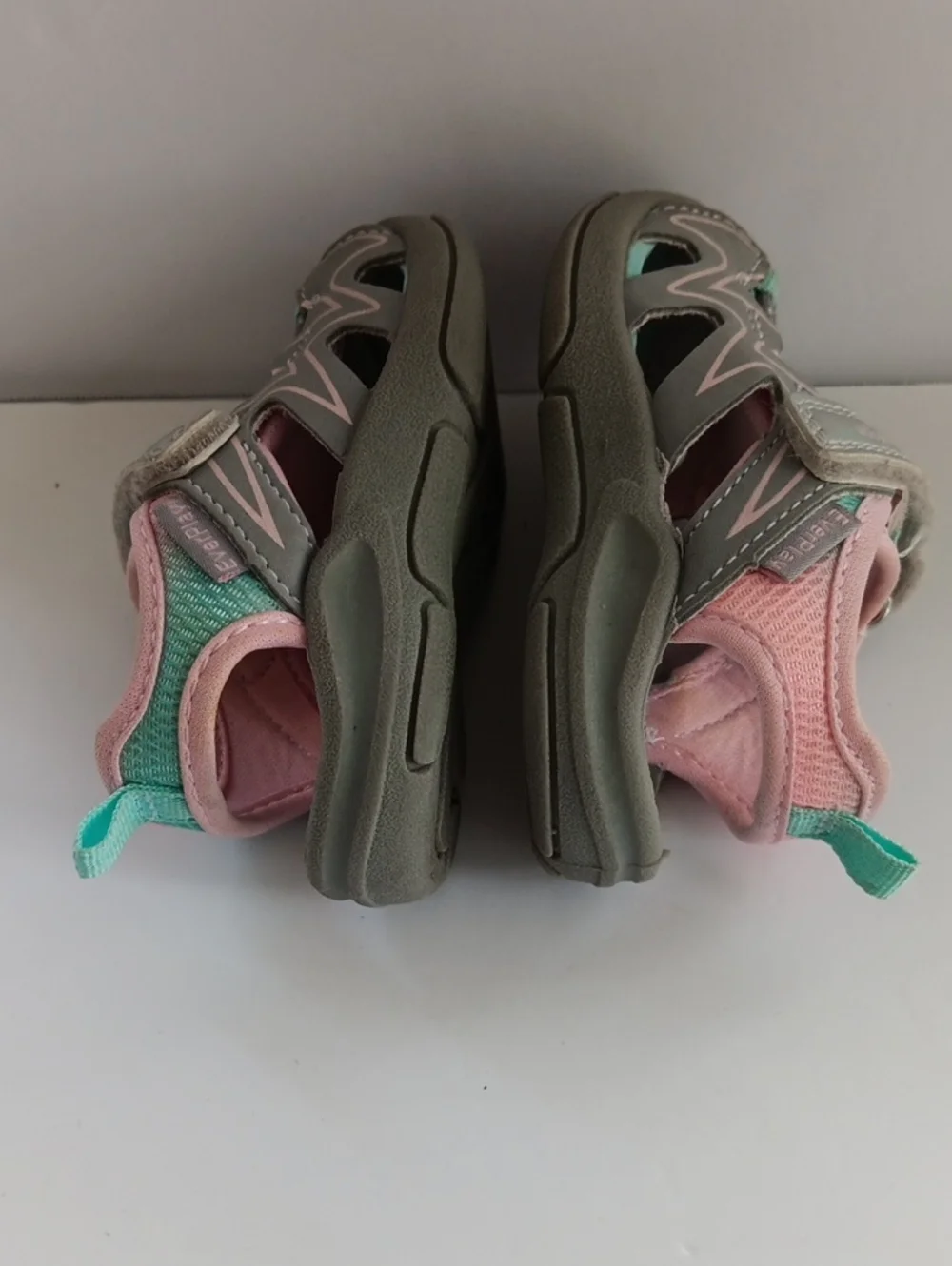 OshKosh B'gosh Martin Girl Toddler sandalsGray, Pink Size 4M Excellent Condition